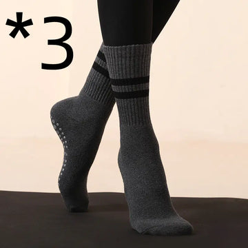 Non-slip yoga Pilates fitness socks in dark gray with grip dots for enhanced performance and comfort during workouts.